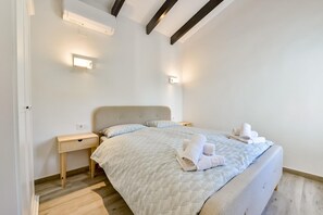 5 bedrooms, iron/ironing board, WiFi, bed sheets