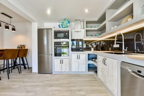 Een koelkast, een magnetron, een oven, een kookplaat