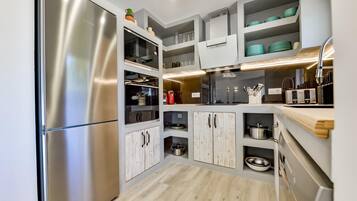 Een koelkast, een magnetron, een oven, een kookplaat