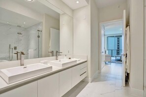 Een douche, een haardroger, shampoo
