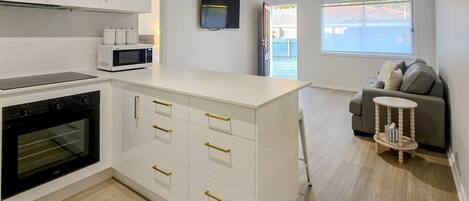 冰箱、微波炉、烤箱、炉灶