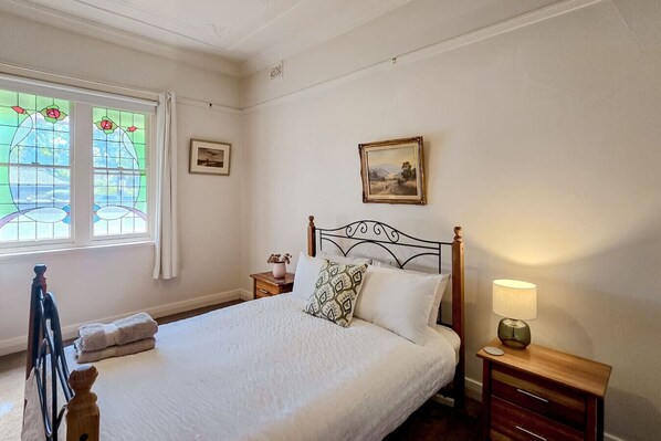 3 bedrooms, iron/ironing board, travel cot, WiFi - Central Charm on Best Street (Wagga Wagga)