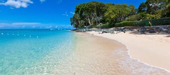 Charming 1-bdrm apartment in brilliant Holetown with WiFi, Beach and Pool Access