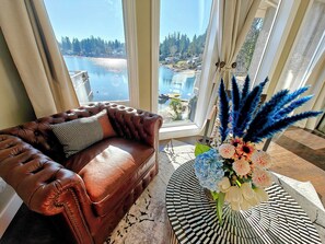 Smart-TV, peis, bordtennis og bøker