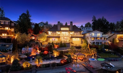 5BR 4BA - Waterfront, Hot-tub, Pool table, Kayaks, Fire tables. luxeatlouise.com