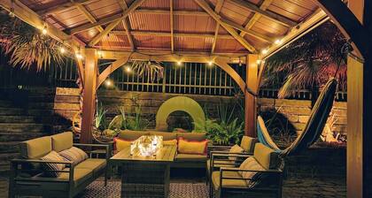 5BR 4BA - Waterfront, Hot-tub, Pool table, Kayaks, Fire tables. luxeatlouise.com