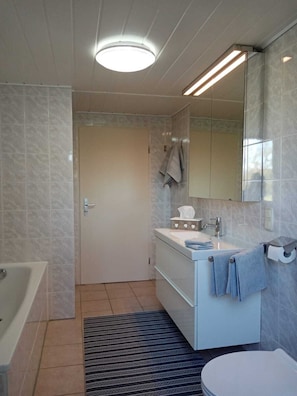 Shower, hair dryer, towels - Vacation home with three bedrooms 110 sqm (Ainring)