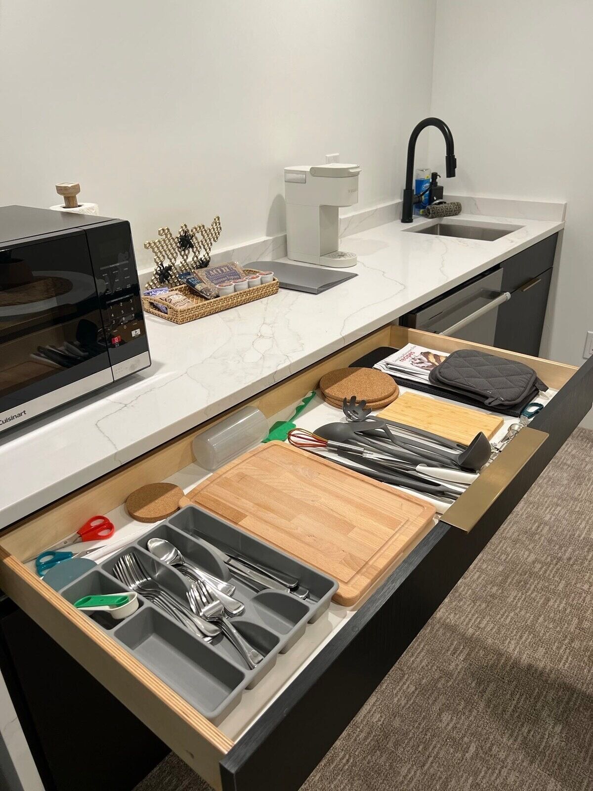 Microondas, horno, lavavajillas y cafetera y tetera 