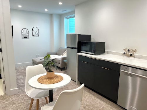Cozy 1-bedroom apartment in fantastic Denver with WiFi, AC, Laundry and more!