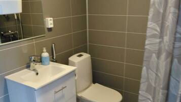 Cabaña, vista al patio | Baño | Regadera, secadora de cabello, toallas, papel de baño