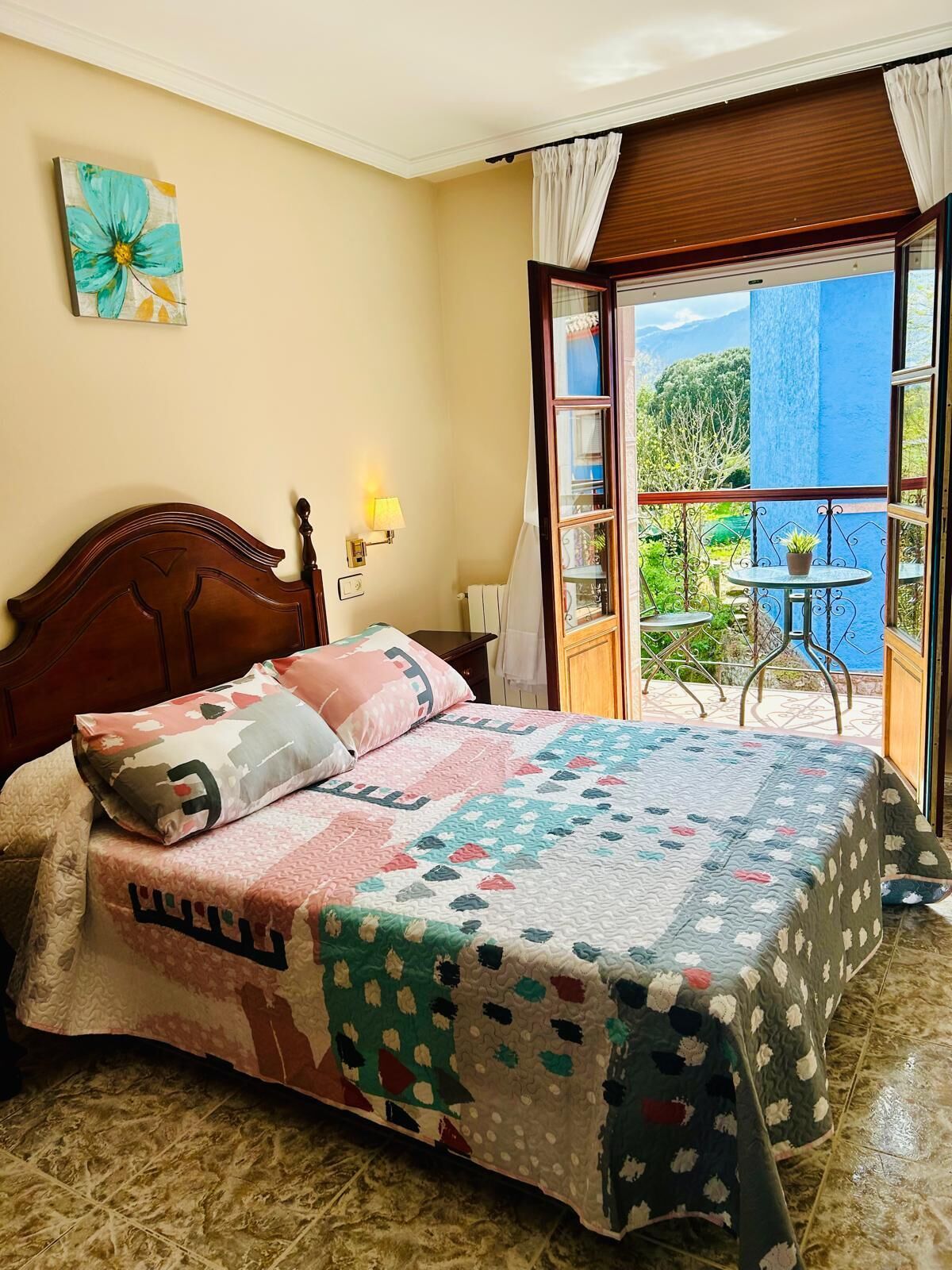 Frette Italian sheets, premium bedding, Select Comfort beds, desk