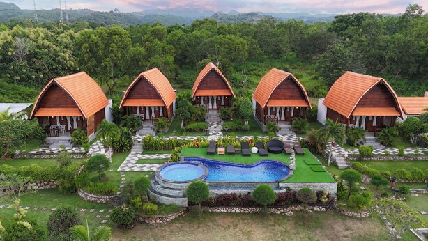 A resort with four wooden chalets, a central swimming pool, and lush greenery. - Reynten Hill  (Penida Island)