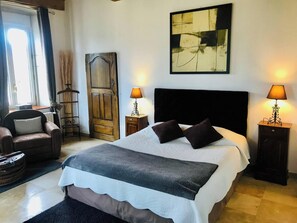 4 habitaciones, tabla de planchar con plancha, internet y ropa de cama 