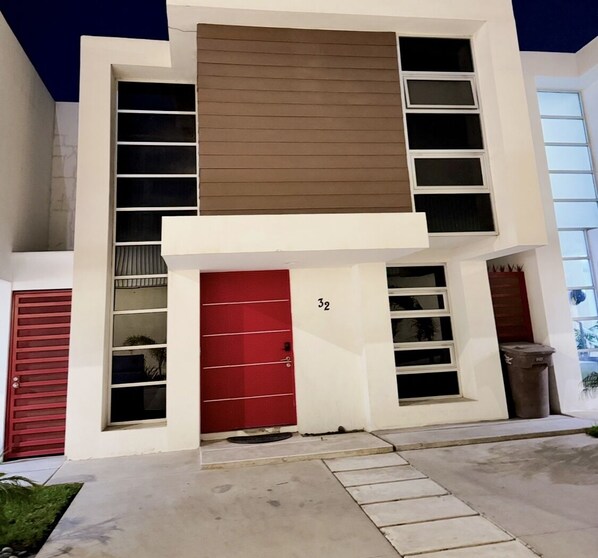 Exterior - Modern house just 1 block from the beach (Ensenada)