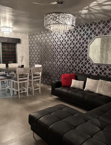 Modern house just 1 block from the beach