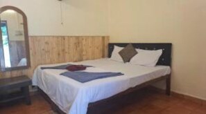 1 bedroom, bed sheets - ve Maria Guest House & Family Restaurant (COLVBA BEACH)