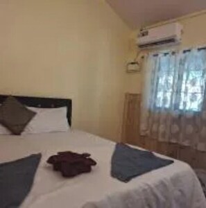 1 bedroom, bed sheets