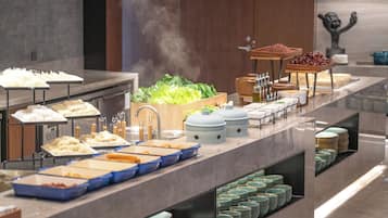 Daily buffet breakfast (CNY 88 per person)