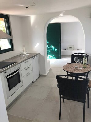 Fridge, oven, stovetop, coffee/tea maker