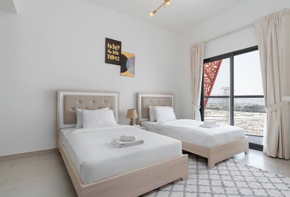 2 habitaciones y tabla de planchar con plancha 