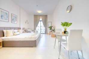 1 soverom og strykejern/-brett