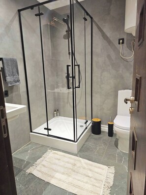 Appartement, 1 chambre | Douche de la salle de bain