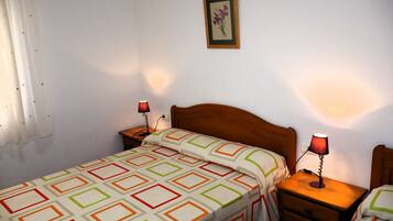 Een strijkplank/strijkijzer, beddengoed