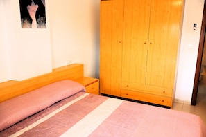 1 bedroom, bed sheets