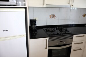 Fridge, microwave, oven, coffee/tea maker