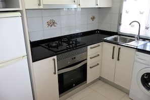 Refrigerador, microondas, horno y cafetera y tetera 