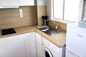 冷蔵庫、電子レンジ、コーヒー / ティーメーカー、調理器具と食器