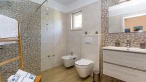 Shower, hair dryer, towels - Casa Ivetta Sun Garden by Villas Guide (Icici)