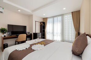 Deluxe Double Room, Balcony | Minibar, soundproofing, free WiFi, bed sheets - YEN LUXURY HOTEL (Ho Chi Minh City)