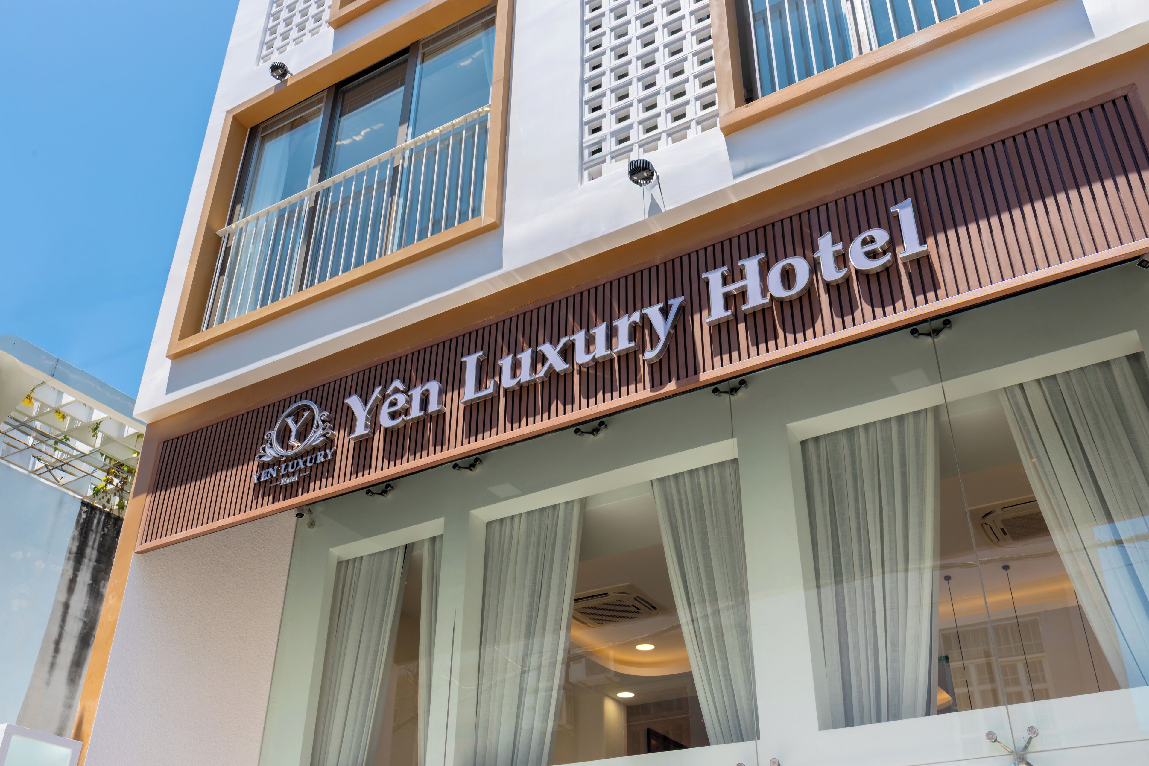 A building with a sign reading "Yen Luxury Hotel".