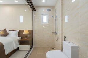 Chambre Deluxe double, balcon | Salle de bain | Douche, séchoir à cheveux, pantoufles, serviettes fournies