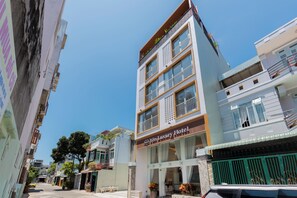 Vista frontal de la propiedad