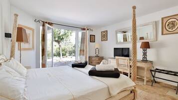 6 chambres, bureau, fer et planche Ă repasser, lit parapluie