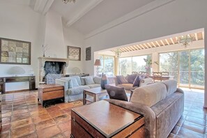 Smart TV, fireplace, books, printers