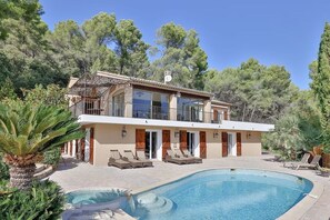 A two-story house with a swimming pool, surrounded by trees and featuring outdoor seating. - Provençal Residence - Swimming Pool & Pool House (Puget-ville)