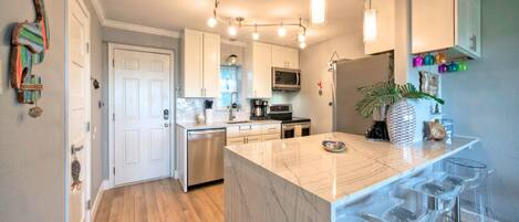 ثلاجة، ميكروويف، فرن، موقد طهي مسطح