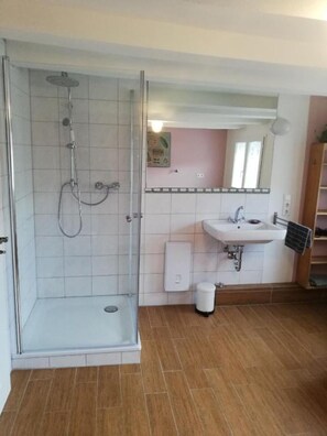 Haartrockner, Handtücher, Seife, Toilettenpapier
