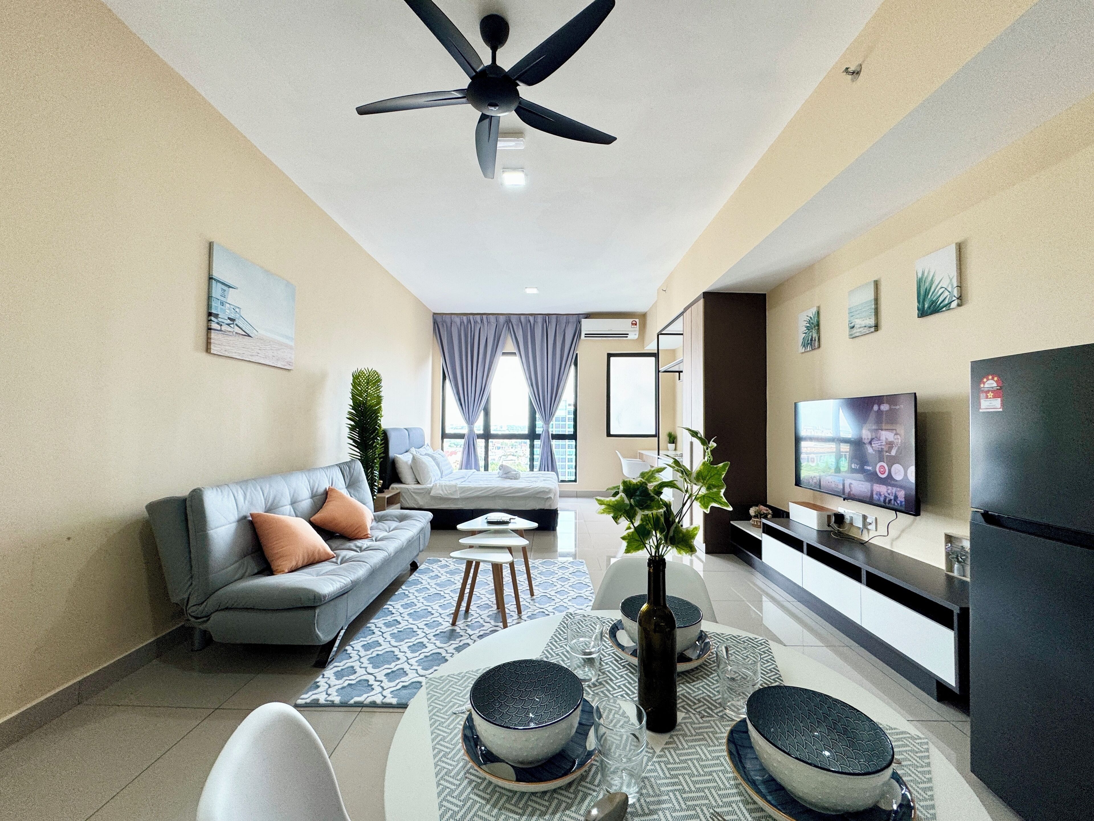 Estudio de diseñador, 1 cama Queen size, vista a la ciudad | Edredón, muebles diferentes y wifi gratis 