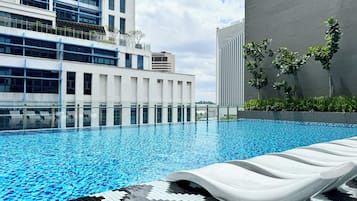 Kolam renang terbuka, kerusi lepak pantai