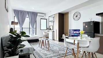 50 inci sebuah televisyen pintar dengan digital, bola sepak meja