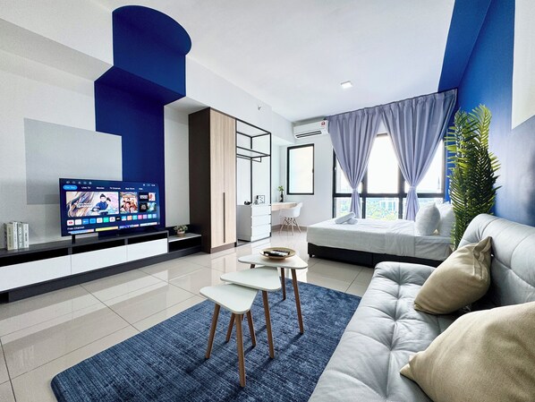 Design studio, 1 queensize bed, uitzicht op de stad | Woonkamer | Een 50-inch smart-tv met digitale zenders en tafelvoetbal