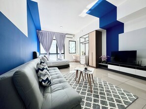 Design studio, 1 queensize bed, uitzicht op de stad | Woonruimte | Een 50-inch smart-tv met digitale zenders en tafelvoetbal