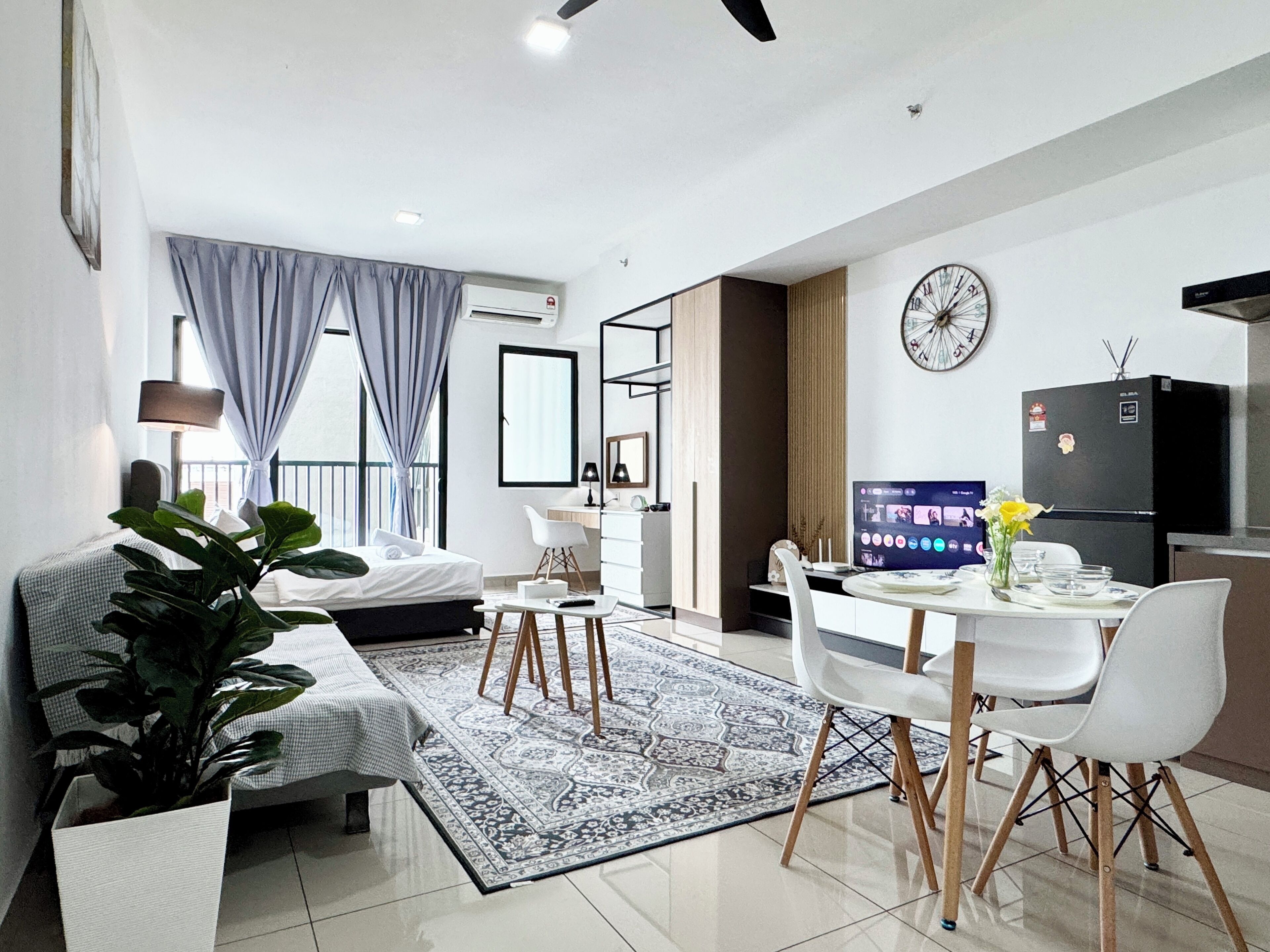 Estudi Deluxe, 1 llit de matrimoni i sofà llit | Sala d'estar | Televisor intel·ligent de 50 polzades amb canals digitals i futbolí 