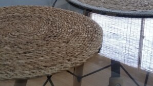 A room with a green sofa, a hammock, and a glass coffee table with woven placemats. - Apartment 600 meters from the beach (Ponta de Campina Cabedelo)