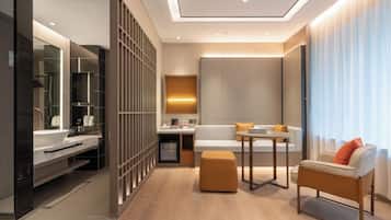Ropa de cama de alta calidad, cubrecamas y minibar
