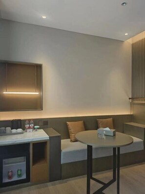 Living area - World Hotel (Jinan CBD Dingjiazhuang Subway Station) (Jinan)